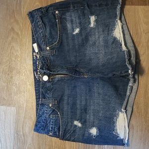 Blue jean shorts worn look